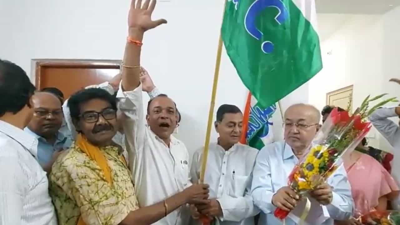 TMC Joining: 'বঙ্গ বিজেপিতেই এনআরসি দরকার, অনুপ্রবেশকারীতে ভরা', ক্ষোভ উগরে দল ছাড়লেন রাজ্য কমিটির সদস্য TMC Joining: 'বঙ্গ বিজেপিতেই এনআরসি দরকার, অনুপ্রবেশকারীতে ভরা', ক্ষোভ উগরে দল ছাড়লেন রাজ্য কমিটির সদস্য