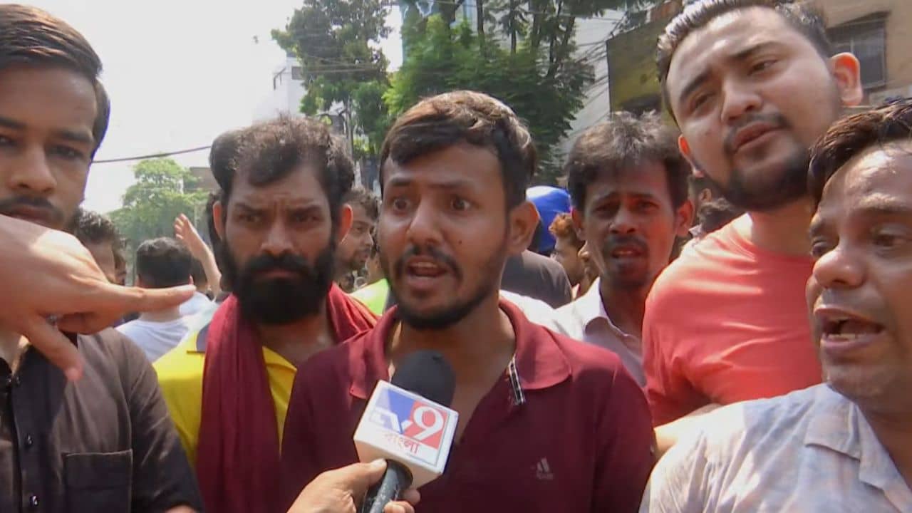 Kolkata Load Shedding: রাত নেই-দিন নেই খালি লোডশেডিং, রাস্তায় নামলেন বেলগাছিয়াবাসী, CESC কী উত্তর দিল জানেন?