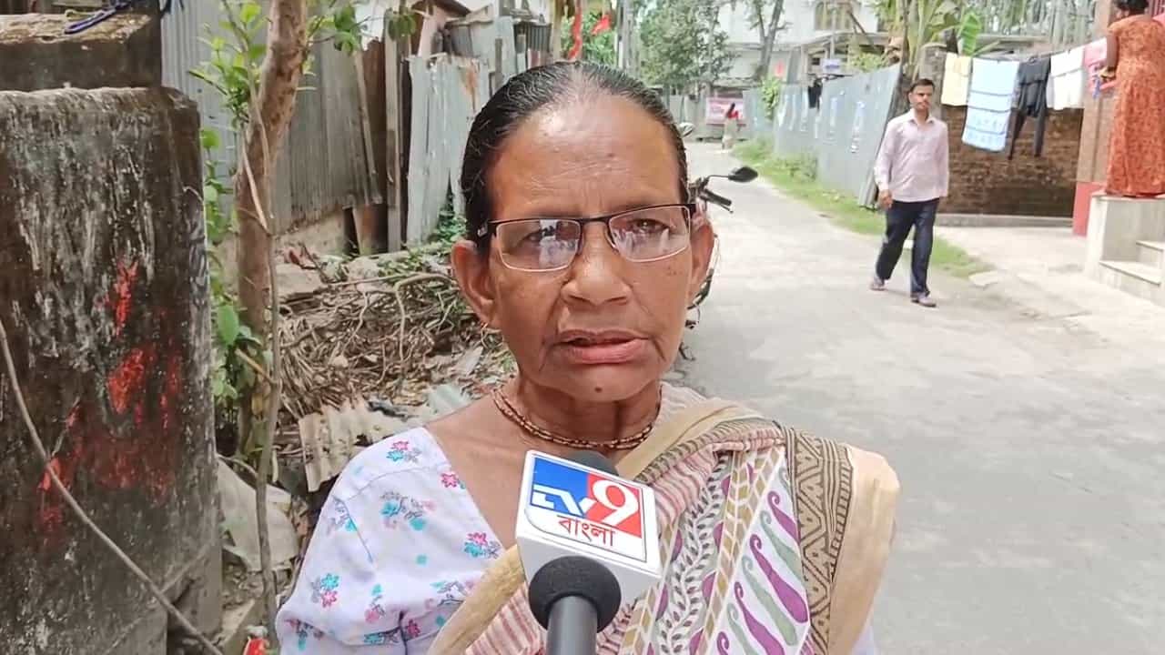 Lok Sabha Elections: 'বলল, আমি মারা গিয়েছি', চোখ জল নিয়ে বুথ থেকে ফিরলেন বৃদ্ধা Lok Sabha Elections: 'বলল, আমি মারা গিয়েছি', চোখ জল নিয়ে বুথ থেকে ফিরলেন বৃদ্ধা