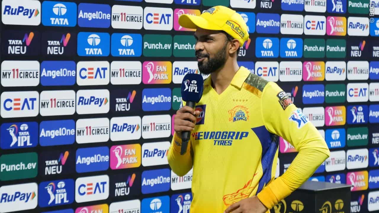 Ruturaj on Dhoni ভিডিয়ো: 'ইয়ং কিপার'কে নিয়ে উচ্ছ্বসিত CSK ক্যাপ্টেন, খুদে ফ্যানকে স্পেশাল উপহার ধোনির Ruturaj on Dhoni ভিডিয়ো: 'ইয়ং কিপার'কে নিয়ে উচ্ছ্বসিত CSK ক্যাপ্টেন, খুদে ফ্যানকে স্পেশাল উপহার ধোনির
