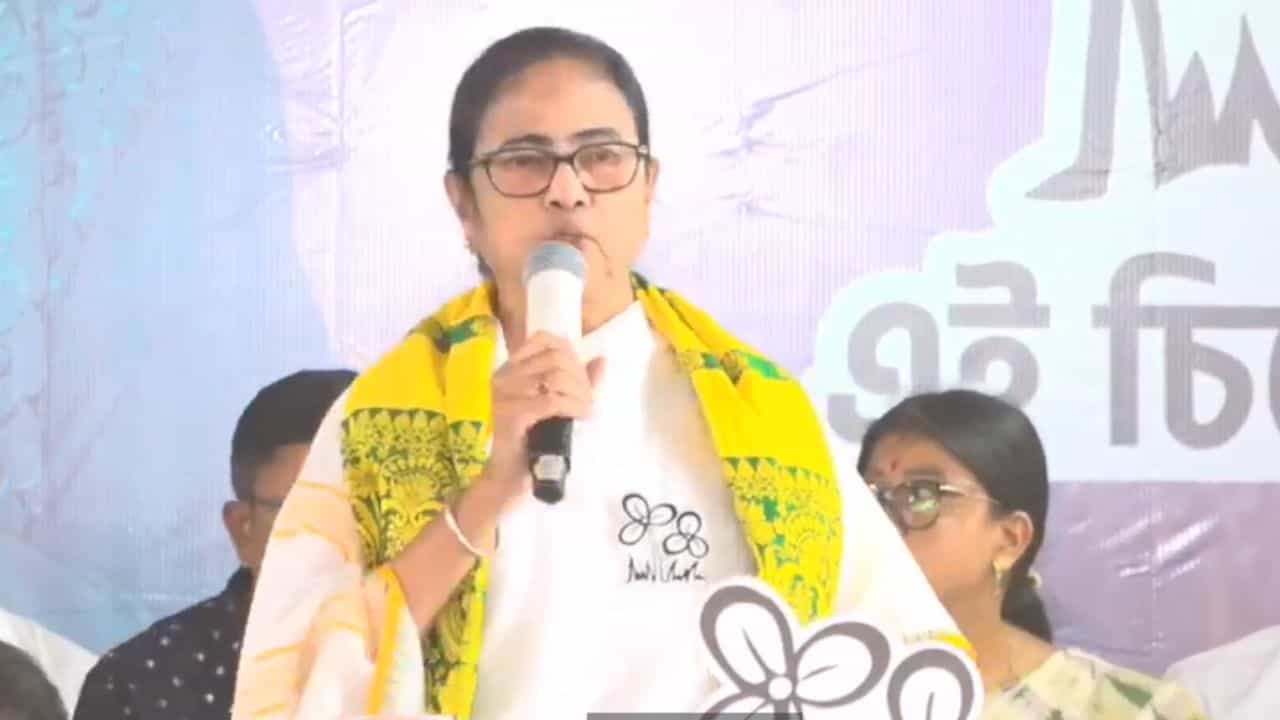 CM Mamata Banerjee: মে মাসে সরকারি কর্মীরা আরও ৪ শতাংশ ডিএ পাবেন: মমতা CM Mamata Banerjee: মে মাসে সরকারি কর্মীরা আরও ৪ শতাংশ ডিএ পাবেন: মমতা