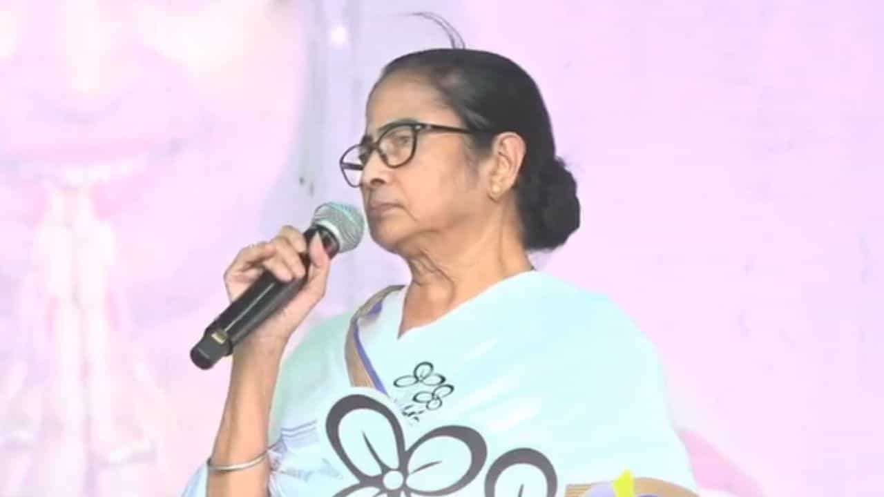 Mamata Banerjee Live Update: আজও কেষ্ট ভূমে দাঁড়িয়ে মমতার মুখে শোনা গেল কেষ্ট স্তূতি Mamata Banerjee Live Update: আজও কেষ্ট ভূমে দাঁড়িয়ে মমতার মুখে শোনা গেল কেষ্ট স্তূতি