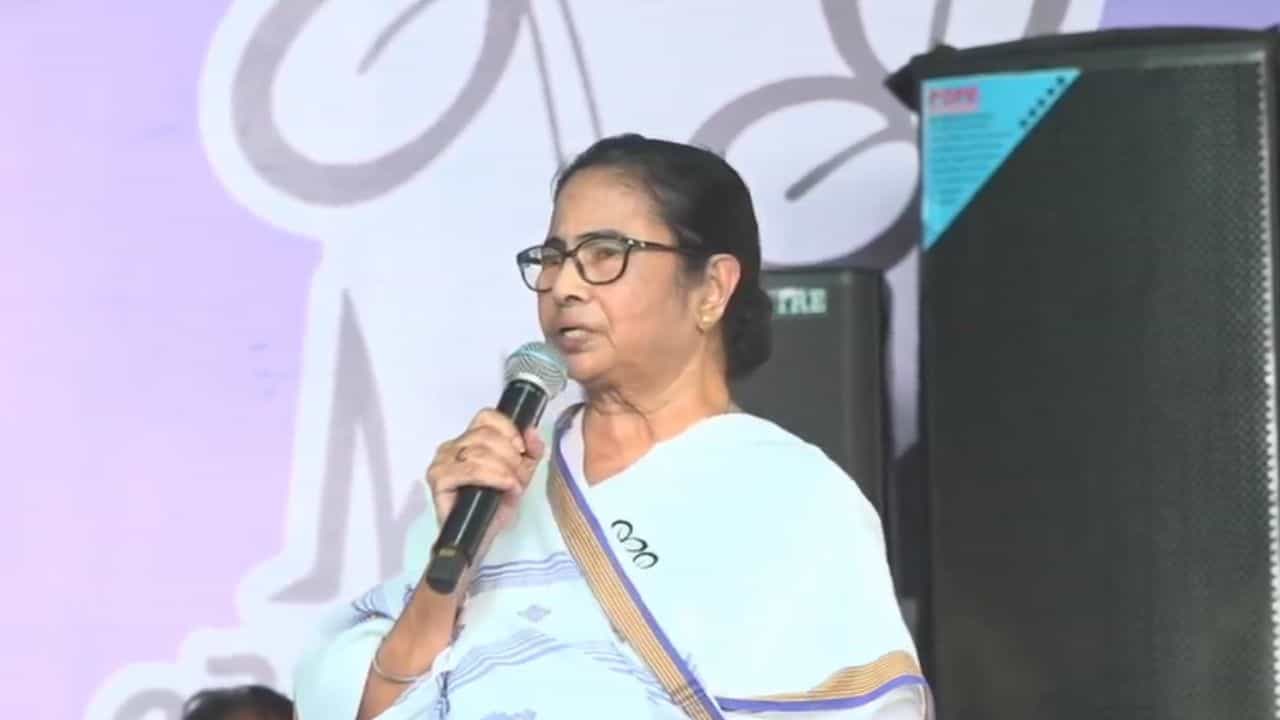 Mamata Banerjee: 'আমি যদি ফাঁসাতাম ভালো করে ফাঁসাতাম', ভরা মঞ্চে দাঁড়িয়ে কাকে এ কথা বললেন মমতা? Mamata Banerjee: 'আমি যদি ফাঁসাতাম ভালো করে ফাঁসাতাম', ভরা মঞ্চে দাঁড়িয়ে কাকে এ কথা বললেন মমতা?