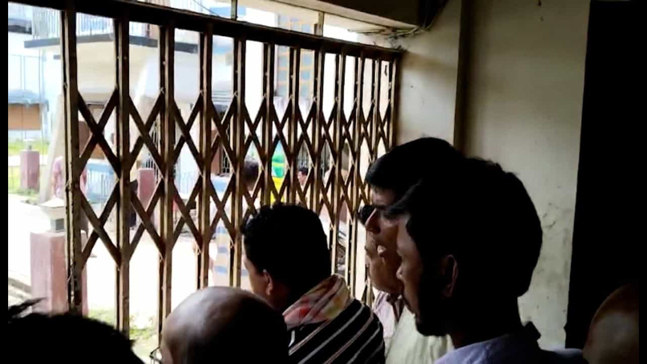 'মাঝ রাতে লাথি মেরে তুলল, আমাদের সঙ্গে গরু ছাগলের মতো আচরণ', মাথাভাঙায় BDO অফিসে 'তালাবন্দি' ভোটকর্মীরাই 'মাঝ রাতে লাথি মেরে তুলল, আমাদের সঙ্গে গরু ছাগলের মতো আচরণ', মাথাভাঙায় BDO অফিসে 'তালাবন্দি' ভোটকর্মীরাই