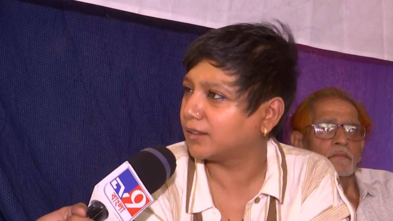 TMC Councillor: কয়েকজনের জন্য কাজ করতে পারছি না, সুদীপ বন্দ্যোপাধ্যায়ের দুয়ারে ধরনায় বসলেন তৃণমূলের মোনালিসা