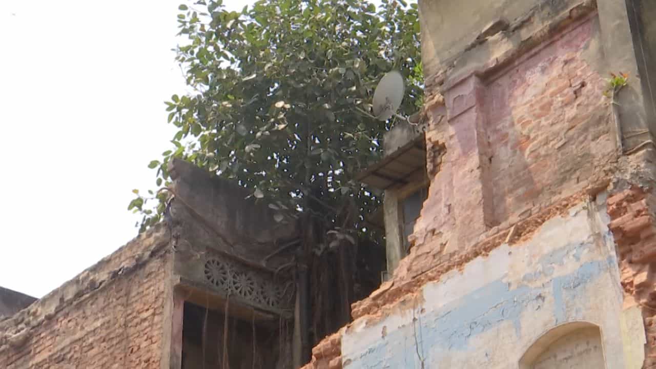 Muchipara Building Collapse: কেঁপে উঠল ভূমিকম্পের মতো, চারপাশ ঢাকল ধুলোয়, এবার মুচিপাড়ায় ভেঙে পড়ল বাড়ির একাংশ Muchipara Building Collapse: কেঁপে উঠল ভূমিকম্পের মতো, চারপাশ ঢাকল ধুলোয়, এবার মুচিপাড়ায় ভেঙে পড়ল বাড়ির একাংশ