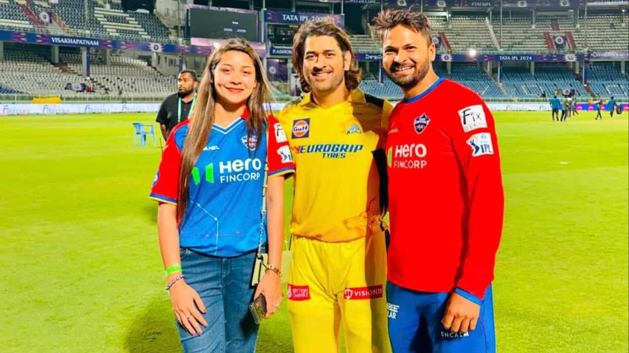 MS Dhoni: ঠিক যেন ভগবান দর্শন...মাহি সাক্ষাতে মুগ্ধ সস্ত্রীক মুকেশ কুমার MS Dhoni: ঠিক যেন ভগবান দর্শন...মাহি সাক্ষাতে মুগ্ধ সস্ত্রীক মুকেশ কুমার