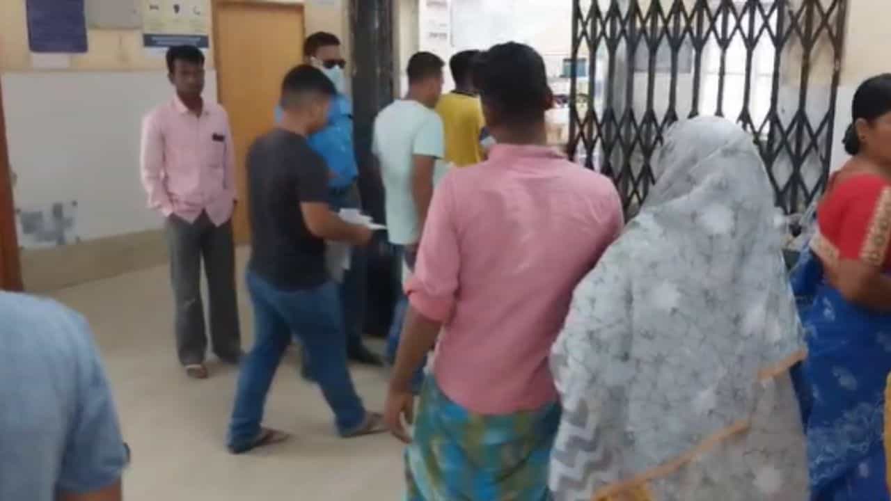 Murshidabad Bomb: ইউসুফ পাঠানের দেওয়াল লিখনকে কেন্দ্র করে তৃণমূলের 'গোষ্ঠীদ্বন্দ্ব', বোমাবাজিতে ঝলসে গেল এক শিশুর পা Murshidabad Bomb: ইউসুফ পাঠানের দেওয়াল লিখনকে কেন্দ্র করে তৃণমূলের 'গোষ্ঠীদ্বন্দ্ব', বোমাবাজিতে ঝলসে গেল এক শিশুর পা