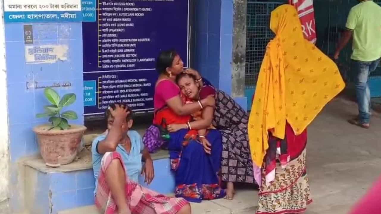 Nadia: ছাদে পা হড়কে গিয়েছিল, তখনই গলায় জামা-কাপড় মেলার দড়ি পেঁচিয়ে মৃত্যু ক্লাস টু-এর মনীষার Nadia: ছাদে পা হড়কে গিয়েছিল, তখনই গলায় জামা-কাপড় মেলার দড়ি পেঁচিয়ে মৃত্যু ক্লাস টু-এর মনীষার