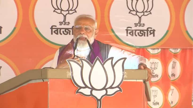 Narendra Modi: গ্লাসে রাখা জল খেলেন, চুপ করে দেখলেন কিছুক্ষণ, রোদে দাঁড়ানো কর্মীদের মোদী বললেন, পূর্ব জন্মে মনে হয় বাংলায় জন্মছিলাম...