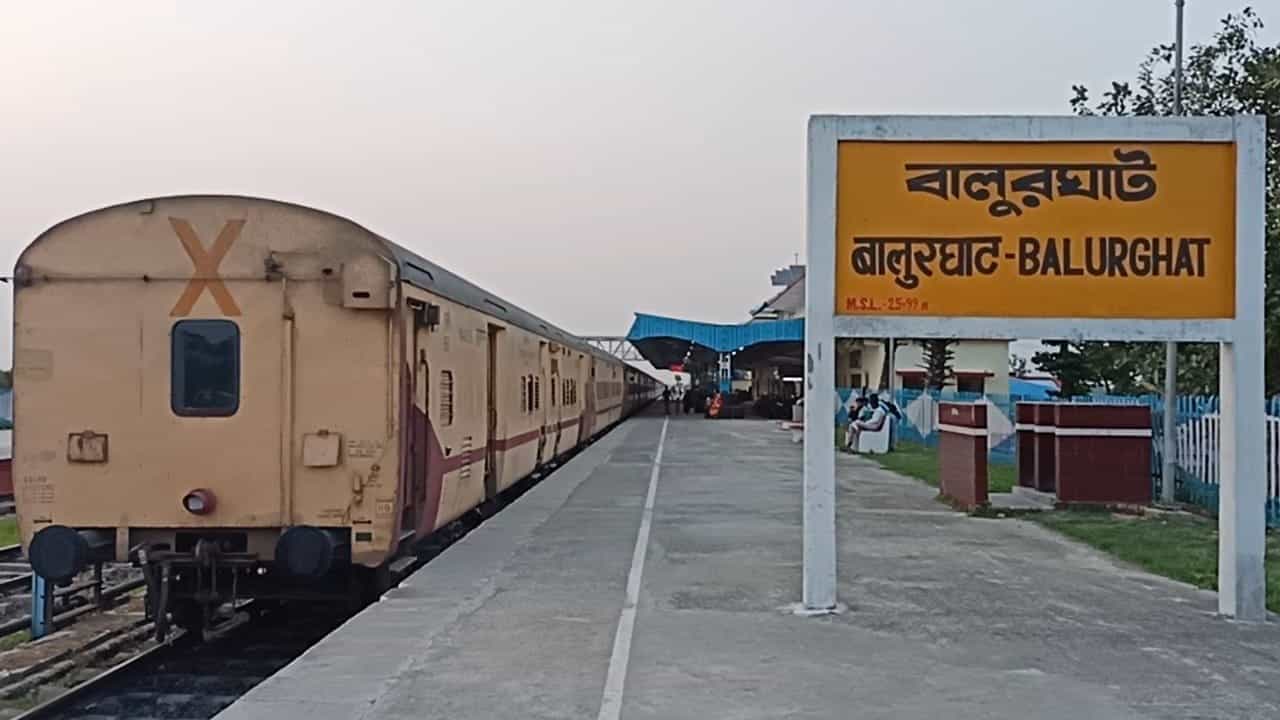 Balurghat New Train: নির্বাচন কমিশনের সবুজ সংকেত, ভোটের আগেই চালু হচ্ছে বালুরঘাট-দিল্লি ফারাক্কা এক্সপ্রেস Balurghat New Train: নির্বাচন কমিশনের সবুজ সংকেত, ভোটের আগেই চালু হচ্ছে বালুরঘাট-দিল্লি ফারাক্কা এক্সপ্রেস
