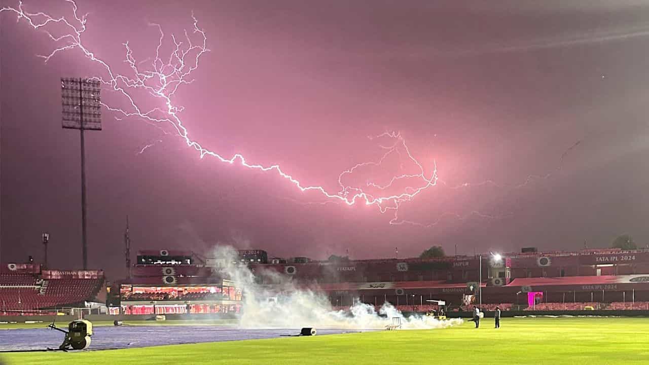 IPL, RCB: আরসিবি প্র্যাক্টিস শেষে বিদ্যুতের ঝলক, ফটোগ্রাফারের নাম জানলে চমকে যাবেন IPL, RCB: আরসিবি প্র্যাক্টিস শেষে বিদ্যুতের ঝলক, ফটোগ্রাফারের নাম জানলে চমকে যাবেন