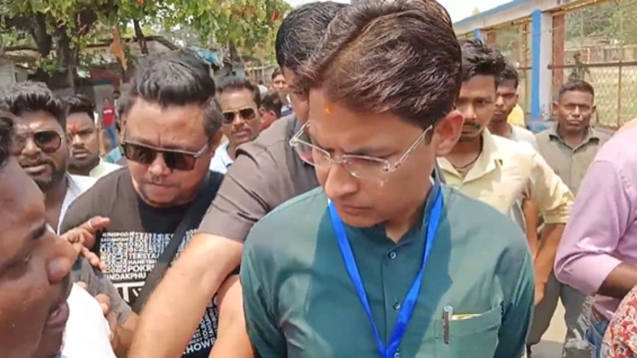 Darjeeling Lok Sabha 2014: বুথের বাইরে ভুল স্বীকার বিজেপি প্রার্থী রাজু বিস্তার, বরফ গলে জল তৃণমূল কর্মীদের