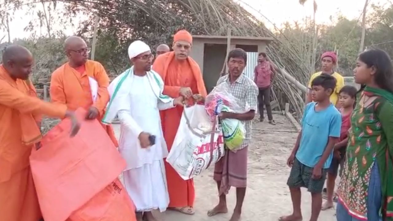 Ramakrishna Mission: টর্নেডো কেড়েছে ওদের সবকিছু, পাশে এসে দাঁড়াল রামকৃষ্ণ মিশন