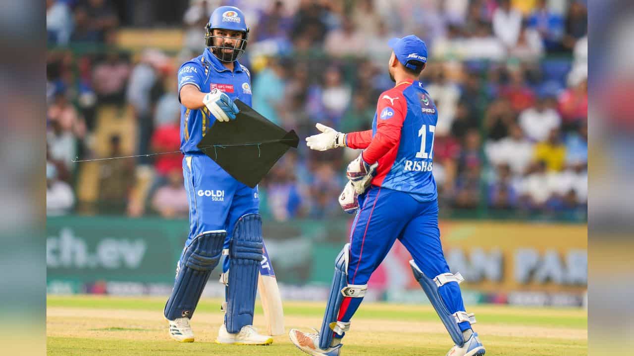 Watch Video: IPL ম্যাচের মাঝে ঘুড়ি ওড়ালেন ঋষভ পন্থ, কৈশোরে ফিরলেন রোহিতও Watch Video: IPL ম্যাচের মাঝে ঘুড়ি ওড়ালেন ঋষভ পন্থ, কৈশোরে ফিরলেন রোহিতও
