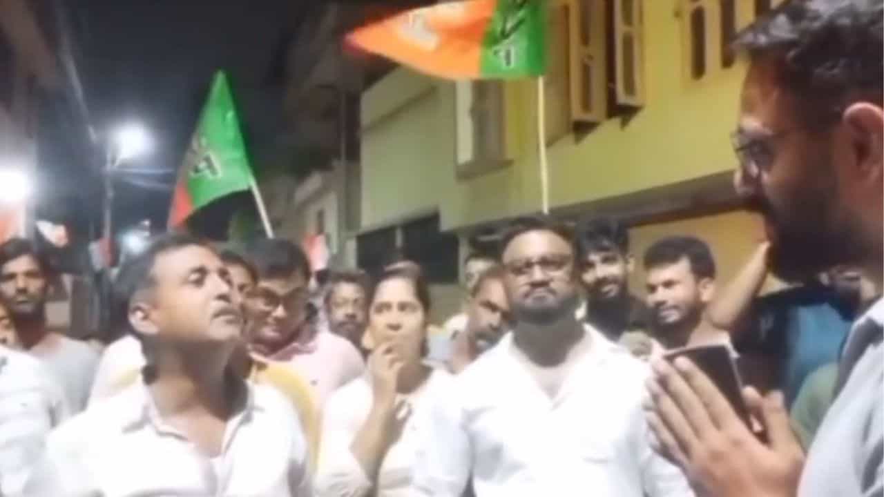 Sajal Ghosh: 'দাদা নোটায় ভোট না দিয়ে BJP-কে কেন দেব?', TMC কর্মীকে উত্তর বুঝিয়ে দিলেন সজল Sajal Ghosh: 'দাদা নোটায় ভোট না দিয়ে BJP-কে কেন দেব?', TMC কর্মীকে উত্তর বুঝিয়ে দিলেন সজল
