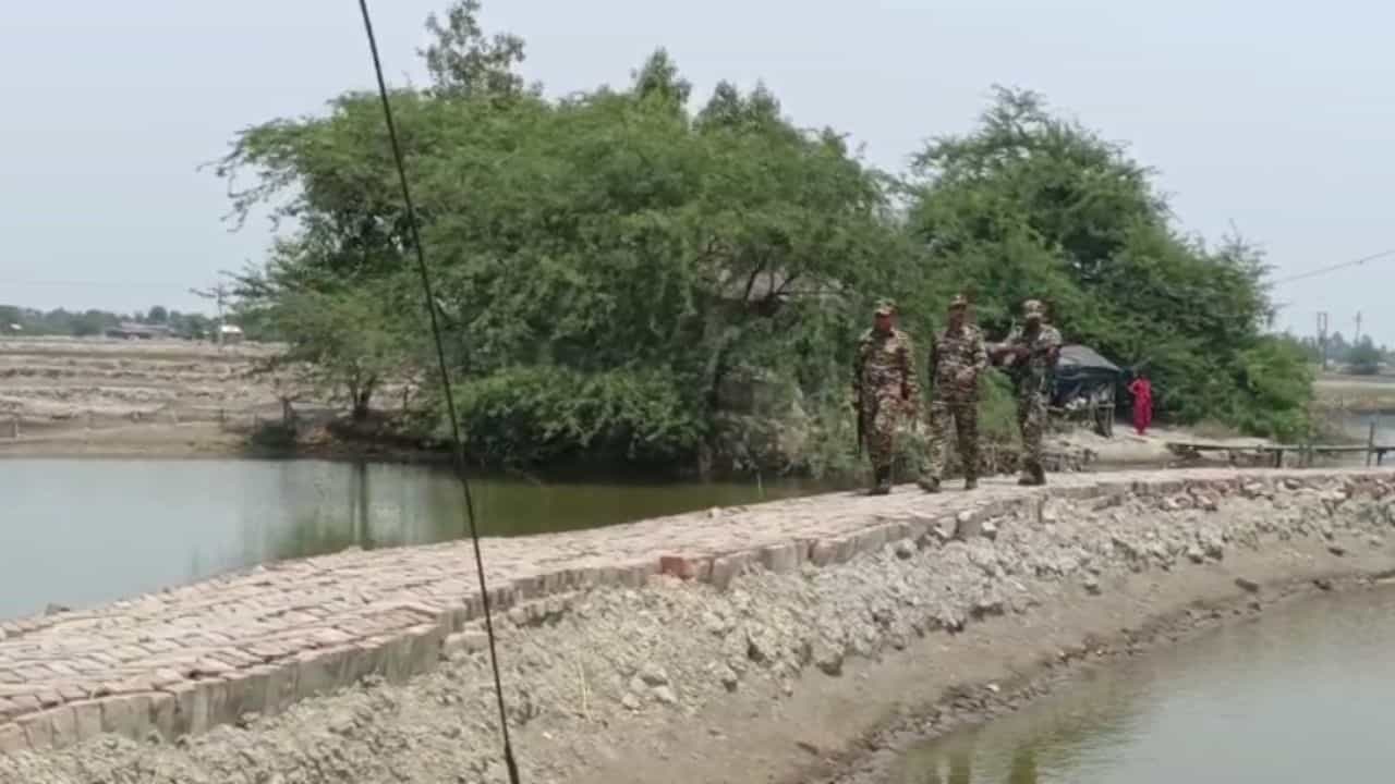 Sandeshkhali: শাহজাহান গড়ে গিয়ে CBI-এর হাতে এল বিদেশে তৈরি অস্ত্র Sandeshkhali: শাহজাহান গড়ে গিয়ে CBI-এর হাতে এল বিদেশে তৈরি অস্ত্র