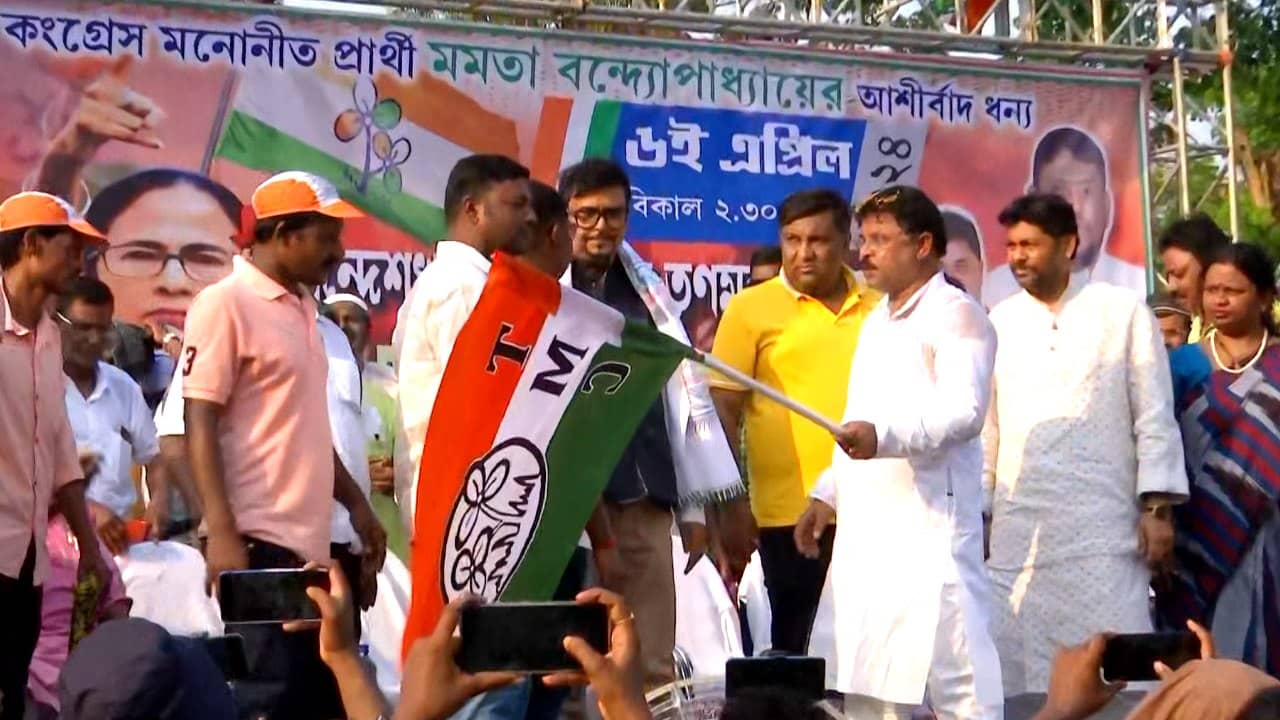 Sandeshkhali: ঘুরছে খেলা? রেখা পাত্রের পাড়ায় তৃণমূলে যোগদান, সন্দেশখালির মঞ্চে ‘ভুল’ স্বীকার সুজিতের