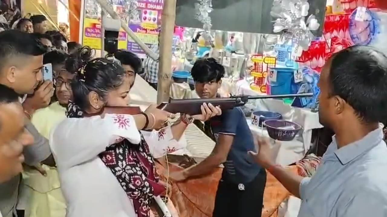 Trinamool Congress: খেলেন ঘুগনি, টিপলেন ট্রিগার, প্রচারে এক্কেবারে অন্য মুডে সায়নী