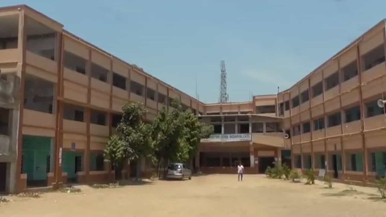 School: এক স্কুলেই চাকরি গেল ৩৬ জন শিক্ষকের, দিশাহারা হাজার হাজার পড়ুয়া School: এক স্কুলেই চাকরি গেল ৩৬ জন শিক্ষকের, দিশাহারা হাজার হাজার পড়ুয়া