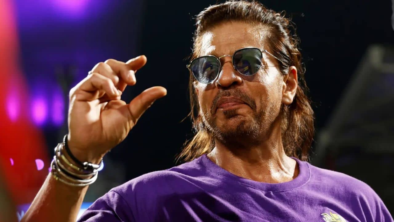 Shah Rukh Khan: এ কেমন প্রেম? ম্যাচ শেষে গড়াগড়ি KKR-এর পতাকা, দেখা মাত্রই শাহরুখ...