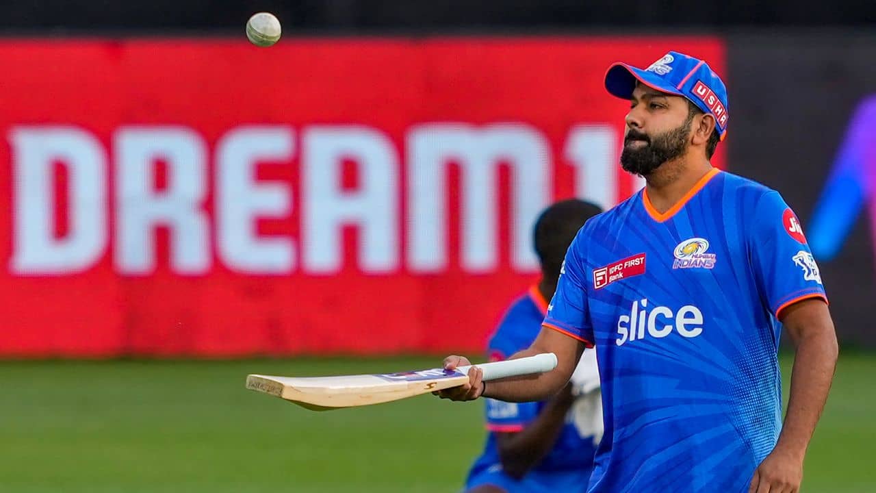 Rohit Sharma: ভিডিয়ো: রোহিত শর্মাকে চুমুর চেষ্টা, না পেরে জাপটে ধরলেন; তারপর...