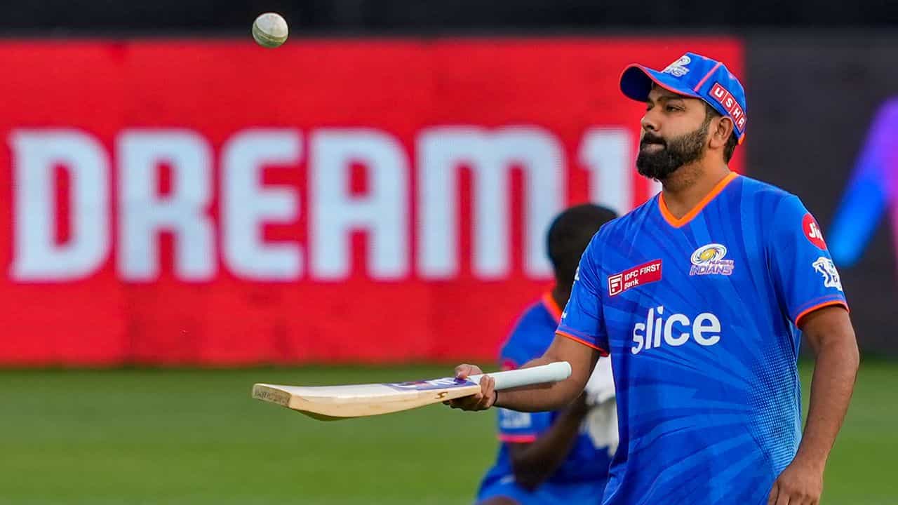 Rohit Sharma: ভিডিয়ো: রোহিত শর্মাকে চুমুর চেষ্টা, না পেরে জাপটে ধরলেন; তারপর... Rohit Sharma: ভিডিয়ো: রোহিত শর্মাকে চুমুর চেষ্টা, না পেরে জাপটে ধরলেন; তারপর...
