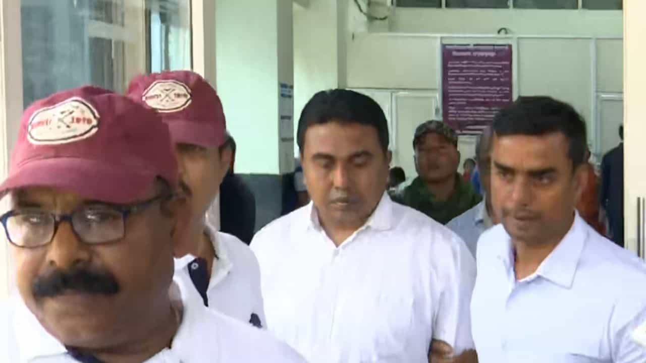 Sheikh Shajahan: 'বুঝতেই তো পারছেন, কে...', এতদিনে কার দিকে ইঙ্গিত শেখ শাহজাহানের? Sheikh Shajahan: 'বুঝতেই তো পারছেন, কে...', এতদিনে কার দিকে ইঙ্গিত শেখ শাহজাহানের?