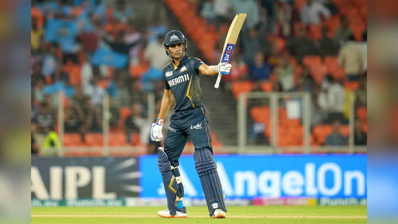 Shubman Gill: চার-ছক্কার বর্ষণে আমেদাবাদের তাপমাত্রা বাড়ালেন GT ক্যাপ্টেন শুভমন গিল Shubman Gill: চার-ছক্কার বর্ষণে আমেদাবাদের তাপমাত্রা বাড়ালেন GT ক্যাপ্টেন শুভমন গিল