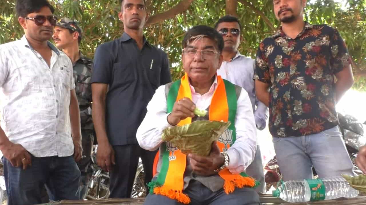 Subhash Sarkar: বাঁশের মাচায় বসে দলের নেতা কর্মীদের সঙ্গে বসে জমিয়ে মুড়ি Subhash Sarkar: বাঁশের মাচায় বসে দলের নেতা কর্মীদের সঙ্গে বসে জমিয়ে মুড়ি