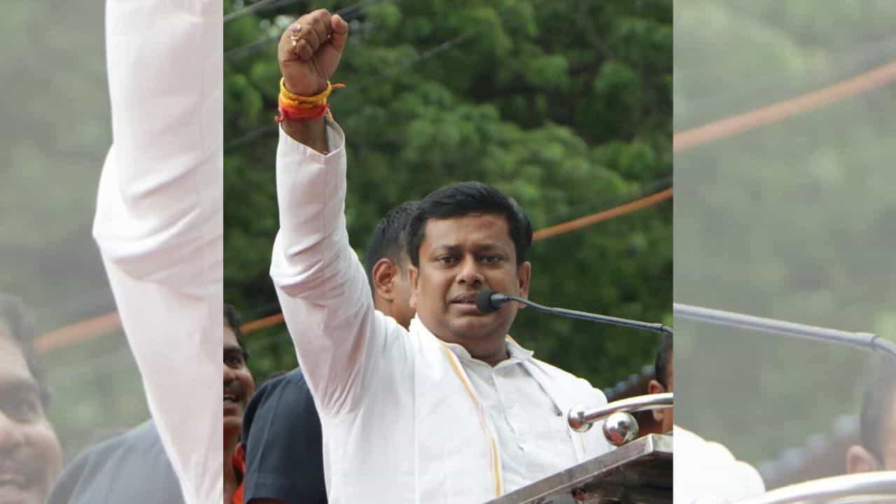 Sukanta Majumder: 'TMC নেতাদের কলার ধরে টাকা আদায় করুন, দরকারে BJP নেতাদের সঙ্গে নিয়ে যান' Sukanta Majumder: 'TMC নেতাদের কলার ধরে টাকা আদায় করুন, দরকারে BJP নেতাদের সঙ্গে নিয়ে যান'