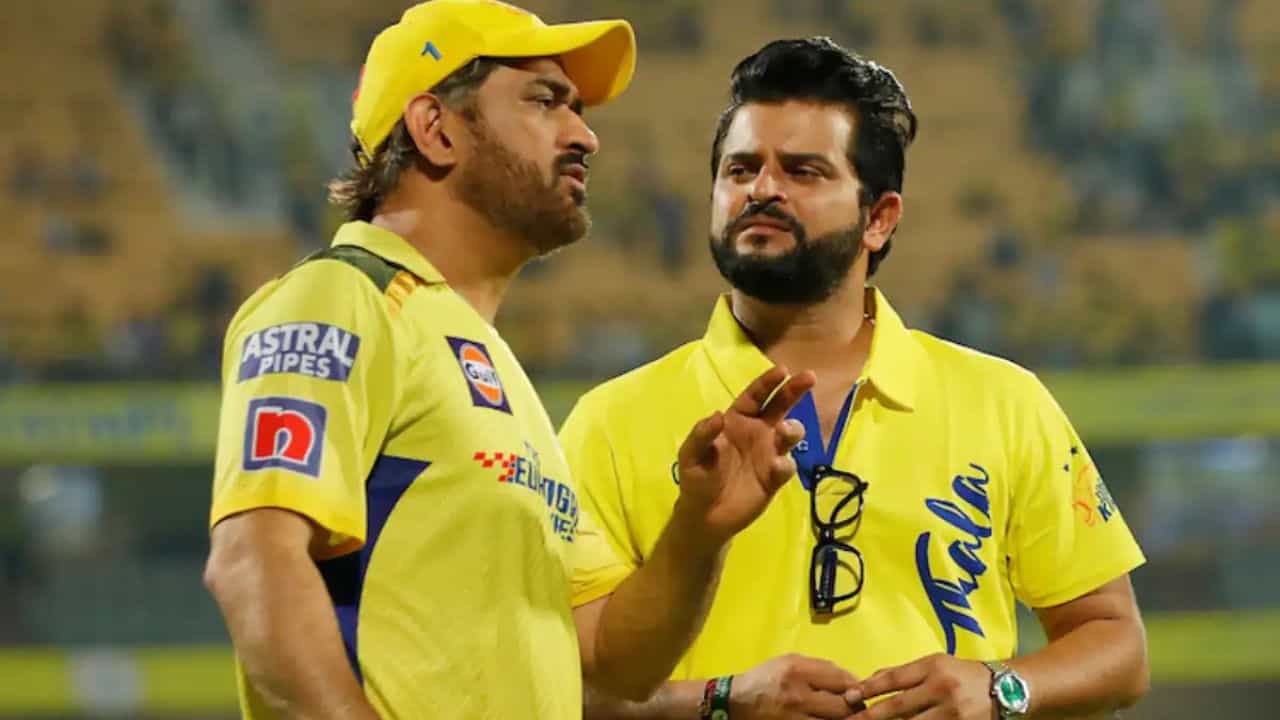 MS Dhoni: সিঁড়ি থেকে নামতে রায়নার হেল্প নিলেন ধোনি, চোট কি গুরুতর? MS Dhoni: সিঁড়ি থেকে নামতে রায়নার হেল্প নিলেন ধোনি, চোট কি গুরুতর?