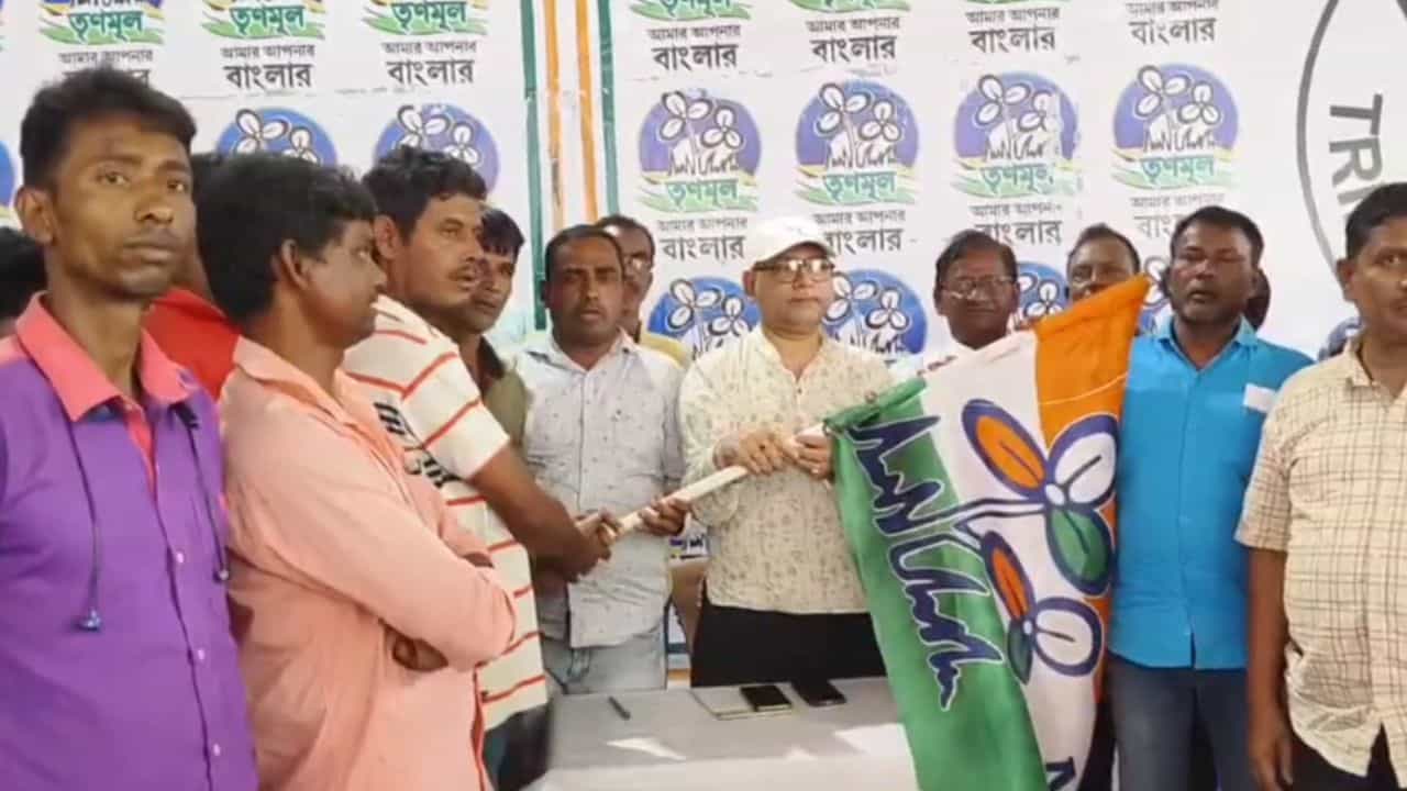 TMC News: নির্বাচনের আগে 'অবাধ্যদের' ফের দলে ফেরাল তৃণমূল TMC News: নির্বাচনের আগে 'অবাধ্যদের' ফের দলে ফেরাল তৃণমূল