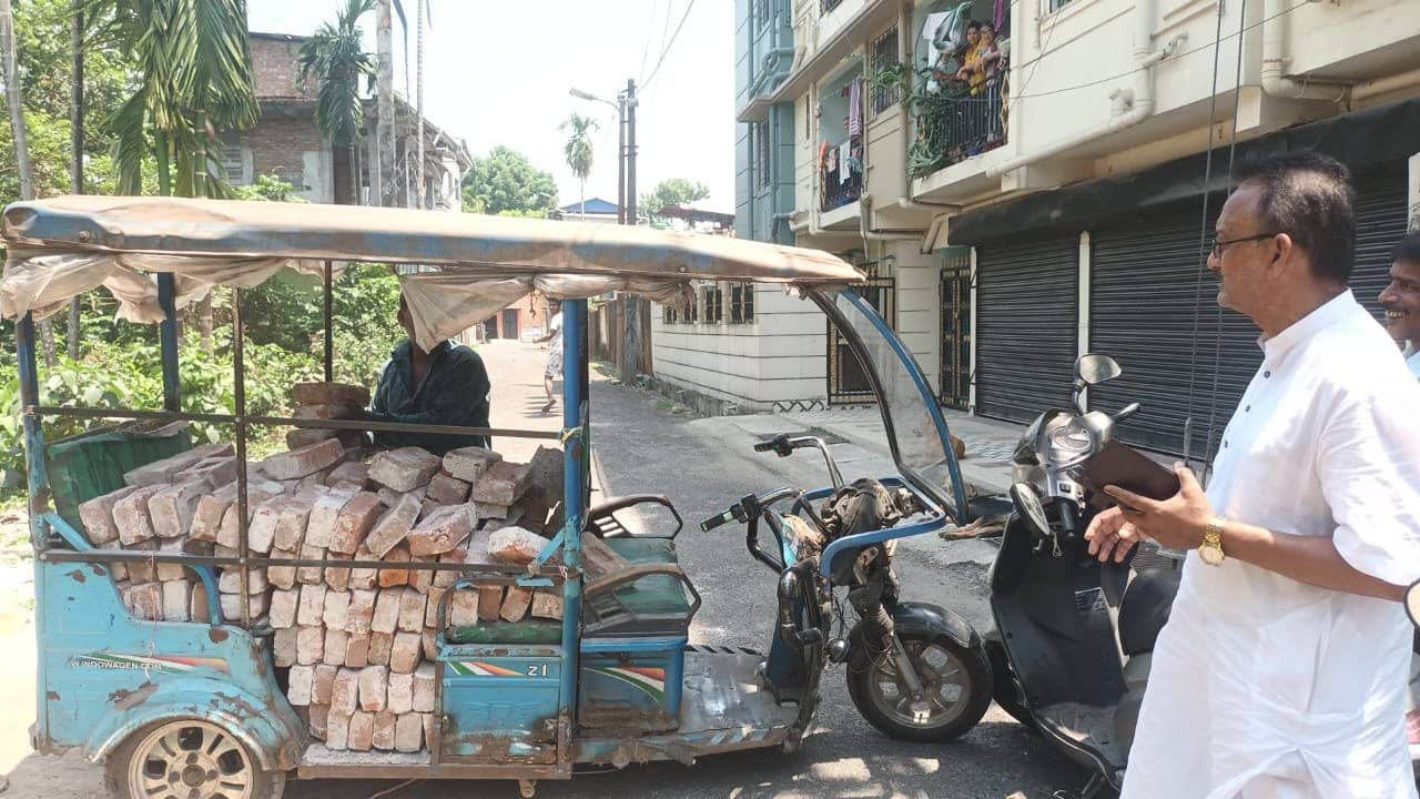 Jalpaiguri: প্রকাশ্য দিবালোকে বিজেপি নেতার বাড়িতে অবাধে ‘লুঠ’, আপেক্ষ তৃণমূল কাউন্সিলরের