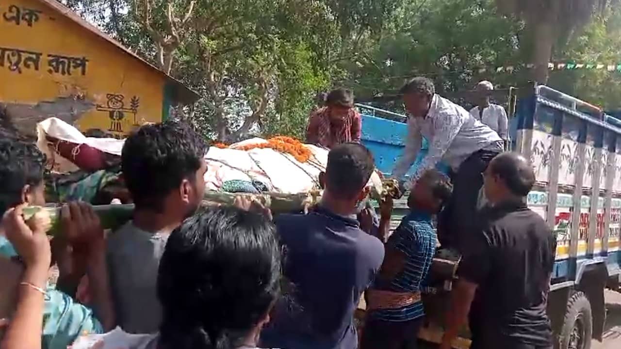 Murshidabad: রোদে ঘুরে ঘুরে দলের পতাকা লাগাচ্ছিলেন, চলছিল দেওয়াল লিখন, আর ঘরে ফেরা হল না তৃণমূল নেতার