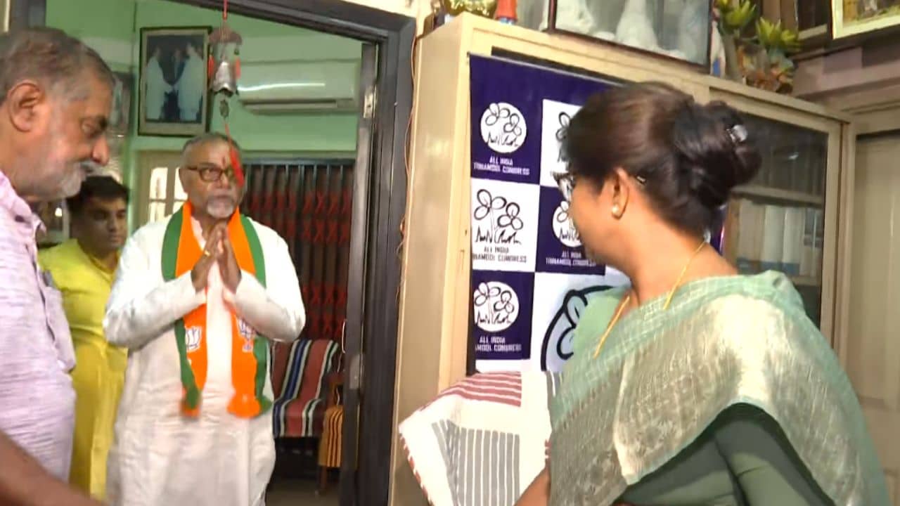 Tapas Roy: পাঁজা পরিবারের কাছে ভোট চাইলেন তাপস রায়, বাড়ির ছেলে বললেন, আবেদন অগ্রাহ্য করব কীভাবে?