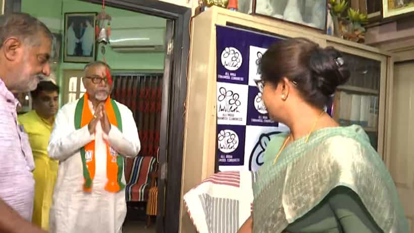 Tapas Roy: পাঁজা পরিবারের কাছে ভোট চাইলেন তাপস রায়, বাড়ির ছেলে বললেন, আবেদন অগ্রাহ্য করব কীভাবে?