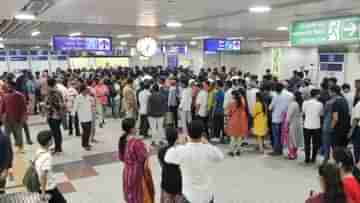 Underwater Metro: ভিড়ে ঠাসা গঙ্গার নিচের মেট্রো, ১৭ দিনেই ৭ লাখের বড় রেকর্ড