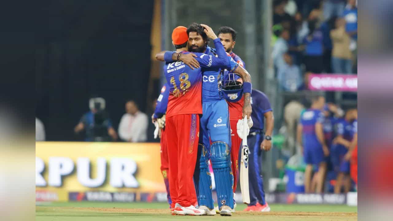 Virat Kohli: হার্দিককে বিদ্রুপ করা বন্ধ করো... ওয়াংখেড়েতে দিল জিতলেন কিং কোহলি Virat Kohli: হার্দিককে বিদ্রুপ করা বন্ধ করো... ওয়াংখেড়েতে দিল জিতলেন কিং কোহলি