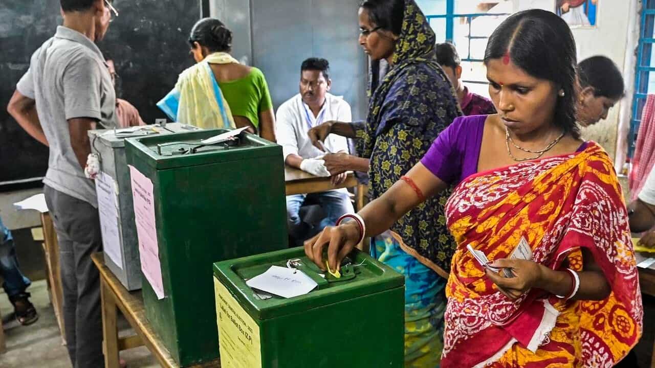 Politics in Bengal: ‘ভাতা নাও ভোট দাও’, অনুদান দিয়ে অনুগত ভোটার তৈরিই এখন কী তবে মূল লক্ষ্য? Politics in Bengal: ‘ভাতা নাও ভোট দাও’, অনুদান দিয়ে অনুগত ভোটার তৈরিই এখন কী তবে মূল লক্ষ্য?