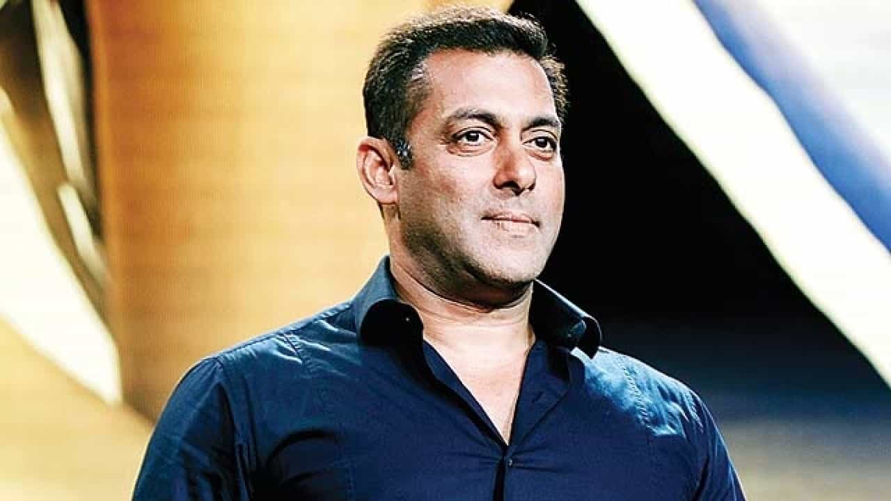 টাকায় আগুন, ভাবতে অবাক লাগলেও এটাই সত্যি, আর যা ঘটিয়েছিলেন খোদ সলমন খান। নিজেই জ্বালিয়ে দিয়েছিলেন টাকা। কিন্তু কেন এমন কাণ্ড ঘটালেন তিনি!