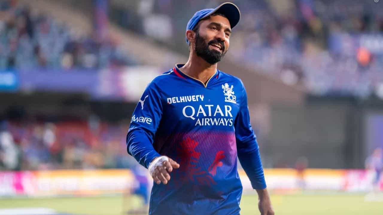 Virat Kohli ভিডিয়ো: কার্তিকের পছন্দের খেলোয়াড় কে? বিরাট জবাব দিলেন 'তোমার স্ত্রী'! Virat Kohli ভিডিয়ো: কার্তিকের পছন্দের খেলোয়াড় কে? বিরাট জবাব দিলেন 'তোমার স্ত্রী'!