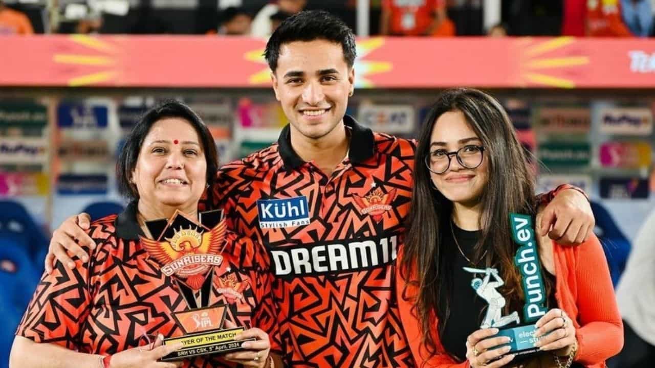 Abhishek Sharma: যুবির কাছে কেন ধমক খেলেন SRH এর রাইজিং স্টার অভিষেক শর্মা? Abhishek Sharma: যুবির কাছে কেন ধমক খেলেন SRH এর রাইজিং স্টার অভিষেক শর্মা?