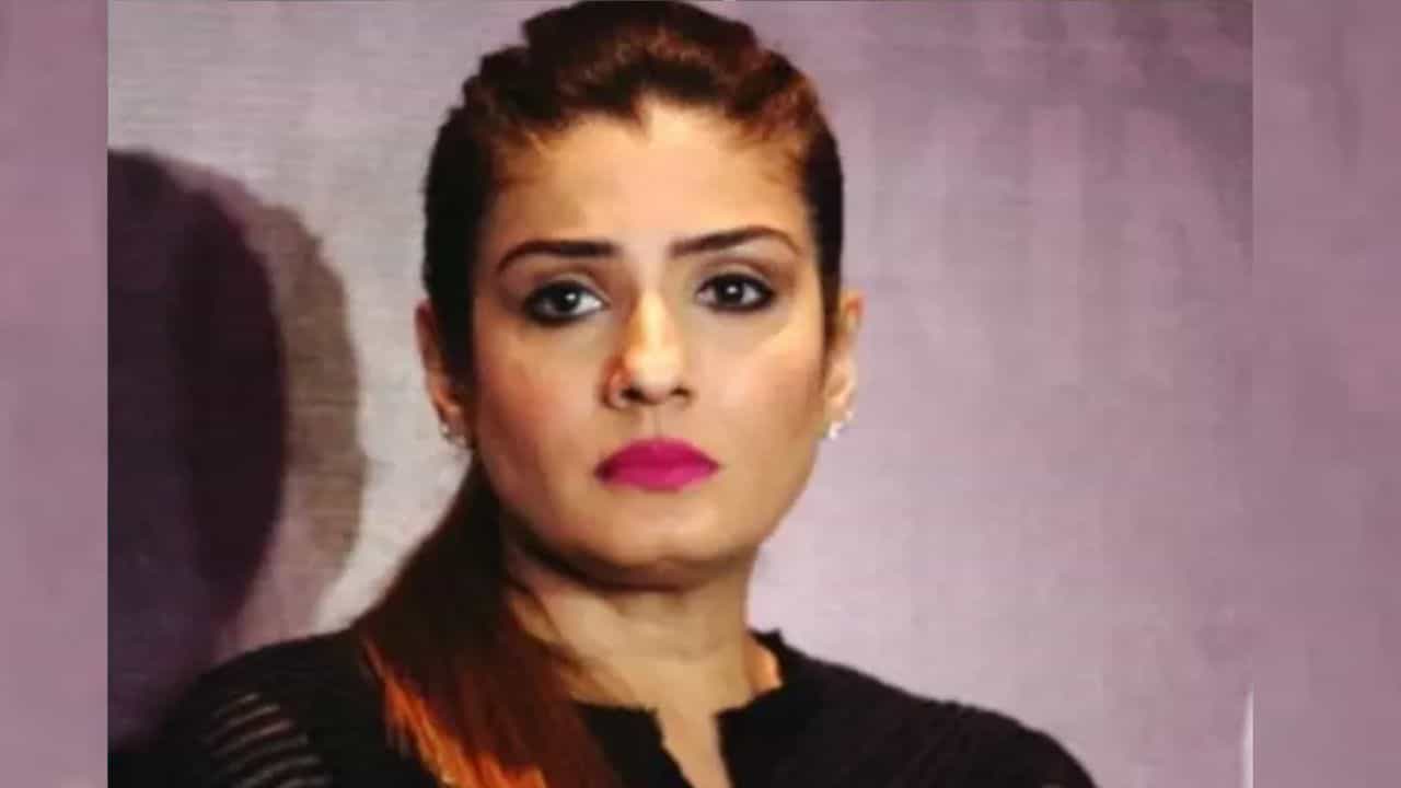 অভিনেতার ঠোঁটে ঠোঁট ছুঁতেই বমি পায় রবিনার, 'আর পারছিলাম না...' অভিনেতার ঠোঁটে ঠোঁট ছুঁতেই বমি পায় রবিনার, 'আর পারছিলাম না...'