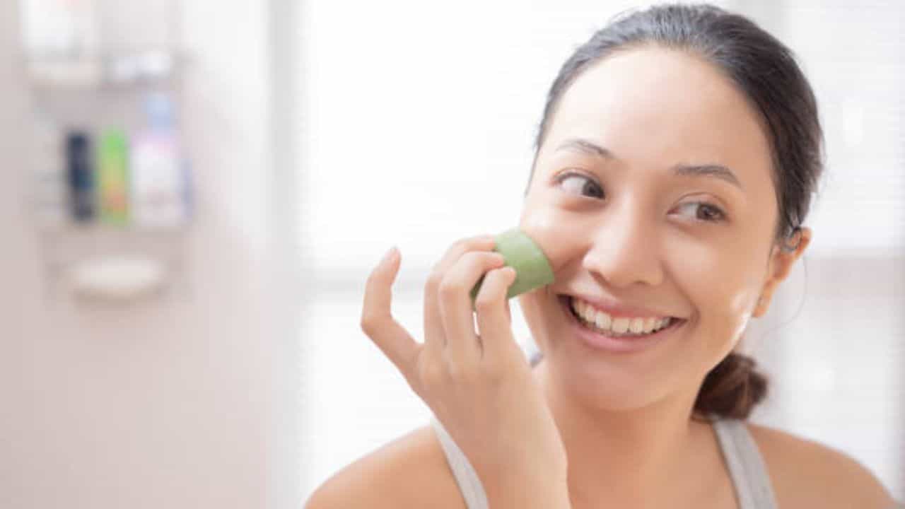 Aloe Vera for Skin: রোদে বেরিয়ে মুখ জ্বলছে? ত্বকে ঘষে নিন তাজা অ্যালোভেরা জেল Aloe Vera for Skin: রোদে বেরিয়ে মুখ জ্বলছে? ত্বকে ঘষে নিন তাজা অ্যালোভেরা জেল