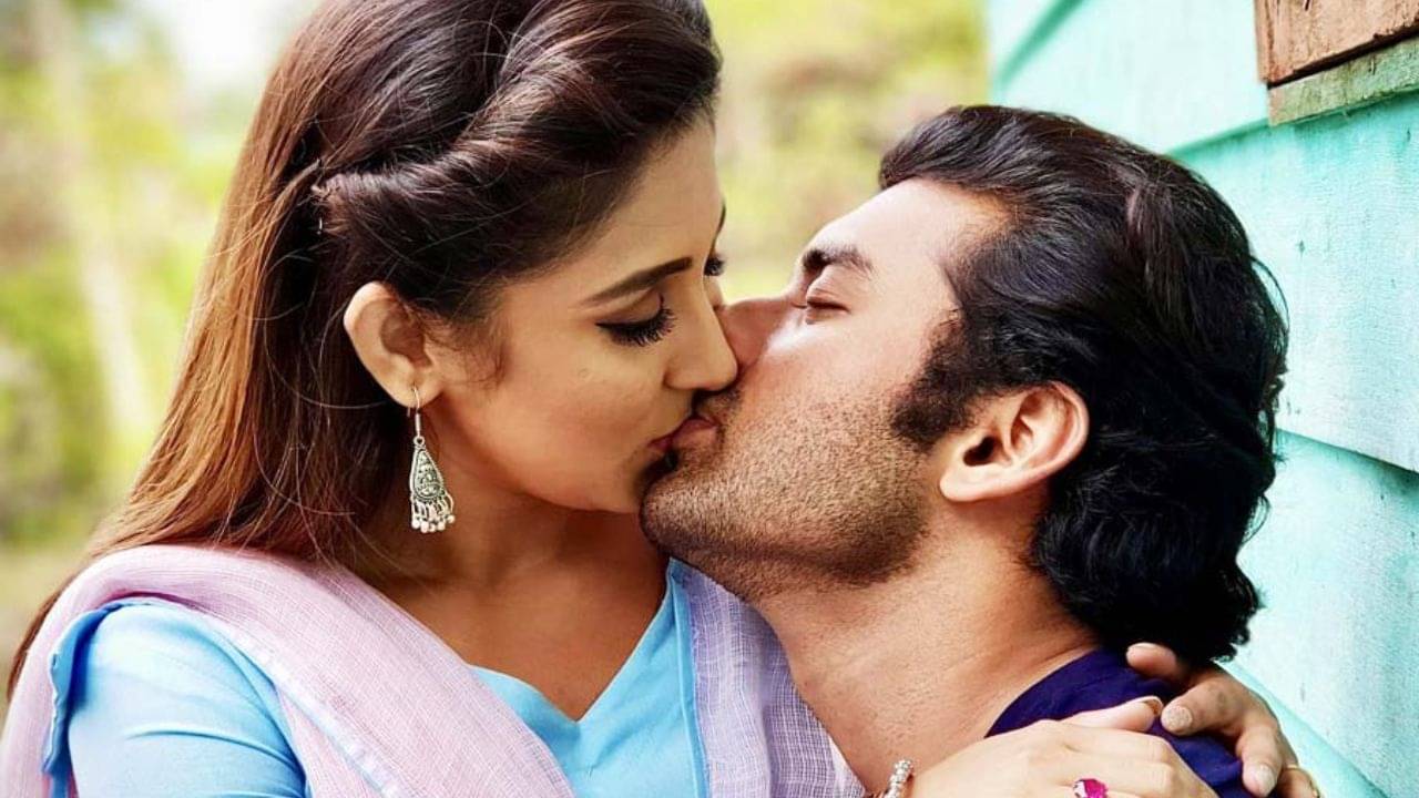 অঙ্কুশ-ঐন্দ্রিলার বিয়ে! সিনেমাহলের বাইরেই হল মালাবদল, উঠছে নানা প্রশ্ন...