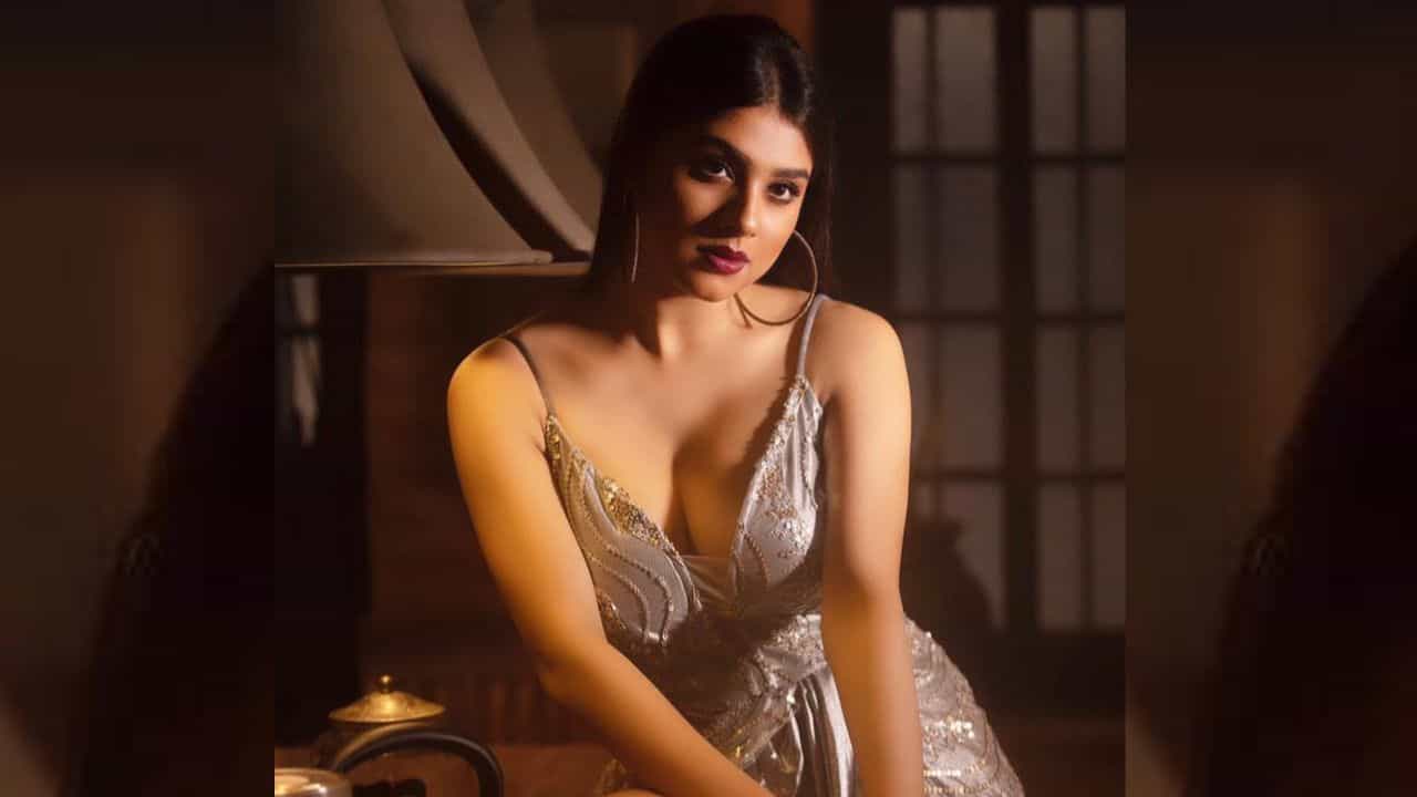 ৭ পিস মাছ, এক হাঁড়ি ভাত! এই বাঙালি নায়িকার শক্তি হার মানাবে হিরোকেও ৭ পিস মাছ, এক হাঁড়ি ভাত! এই বাঙালি নায়িকার শক্তি হার মানাবে হিরোকেও