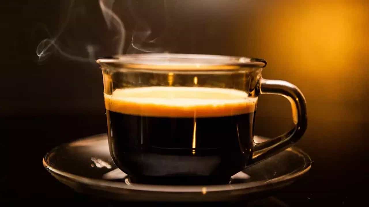 সারাদিনে ক্লান্তি দূর করতে বেশ কয়েকবার কফি খেয়ে ফেলেন? আপনি যদি কফিপ্রেমী হন, তাহলে আপনার জন্য সুখবর। কারণ এক কাপ কফিই আপনার শরীরের খেয়াল রাখতে পারবে।