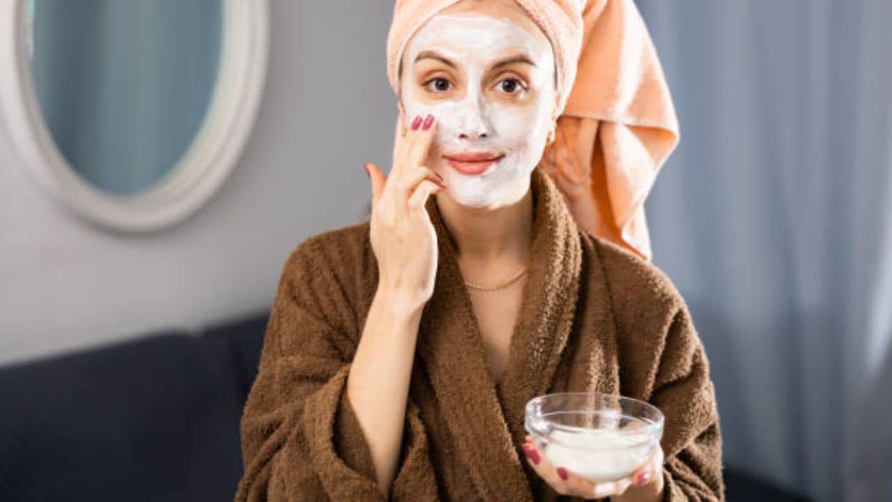 Curd for Beauty: গরমে অস্বস্তি এড়াতে চান? রোজ এক বাটি টক দই খান আর ২ চামচ মুখে মাখুন