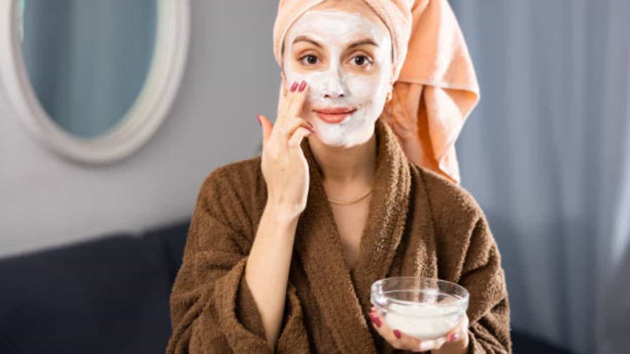 Curd for Beauty: গরমে অস্বস্তি এড়াতে চান? রোজ এক বাটি টক দই খান আর ২ চামচ মুখে মাখুন Curd for Beauty: গরমে অস্বস্তি এড়াতে চান? রোজ এক বাটি টক দই খান আর ২ চামচ মুখে মাখুন